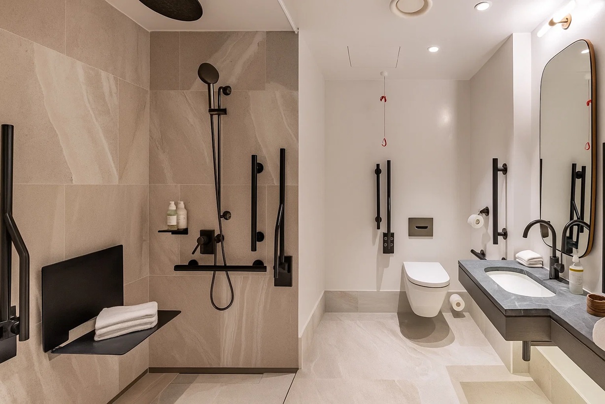 Hospitality shower with coordinated modern fixtures